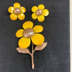 Set of earrings and pin yellow flowers